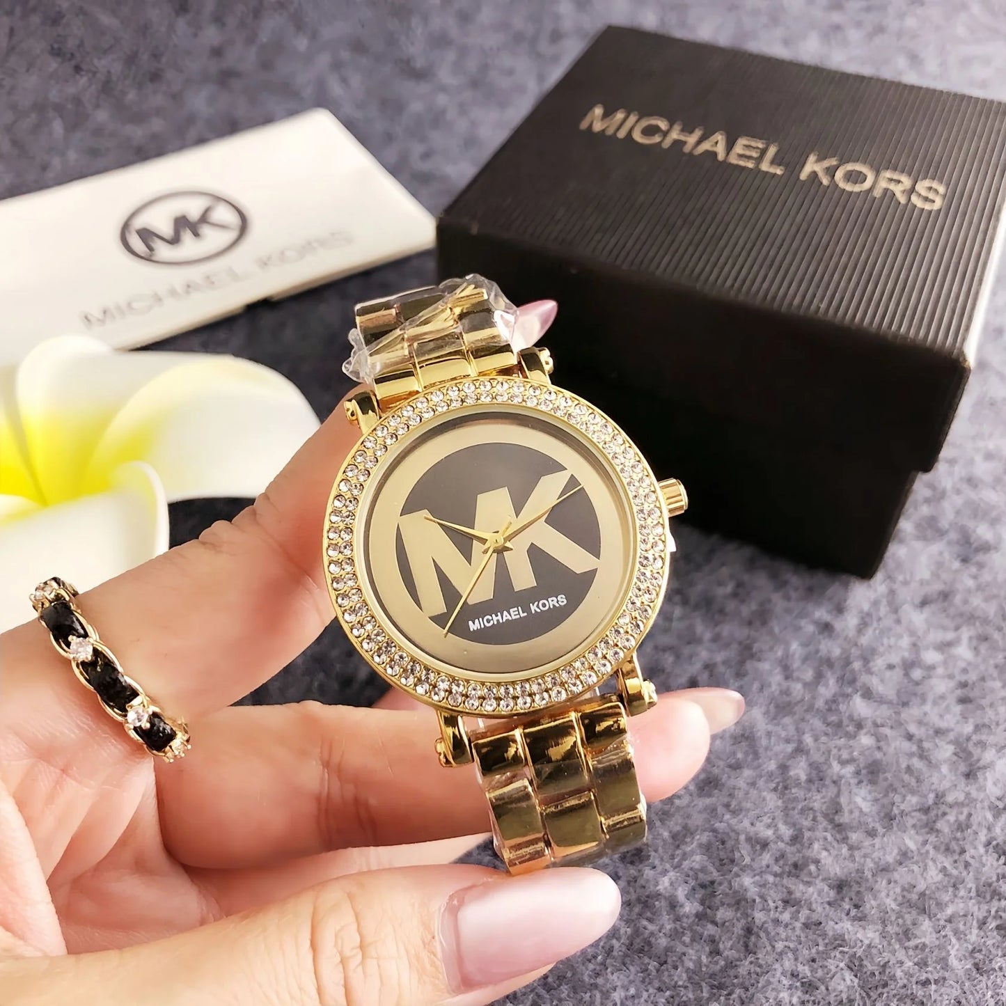 Luxury-Inspired Women’s Quartz Watch – Elegant Diamond-Style Dial & Fashion Design