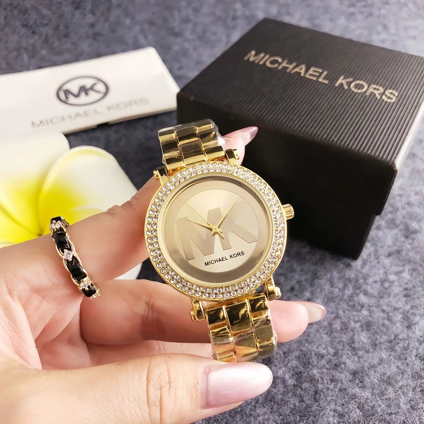 Luxury-Inspired Women’s Quartz Watch – Elegant Diamond-Style Dial & Fashion Design