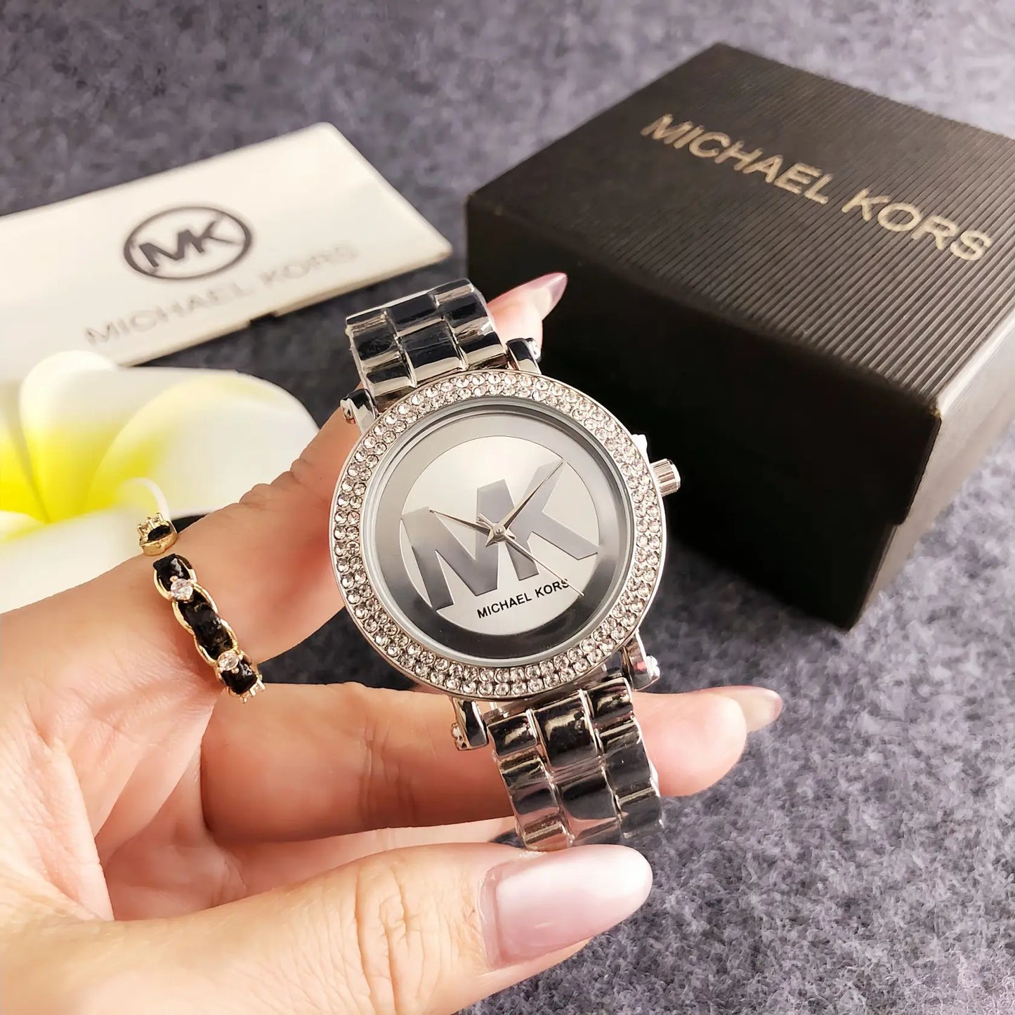 Luxury-Inspired Women’s Quartz Watch – Elegant Diamond-Style Dial & Fashion Design