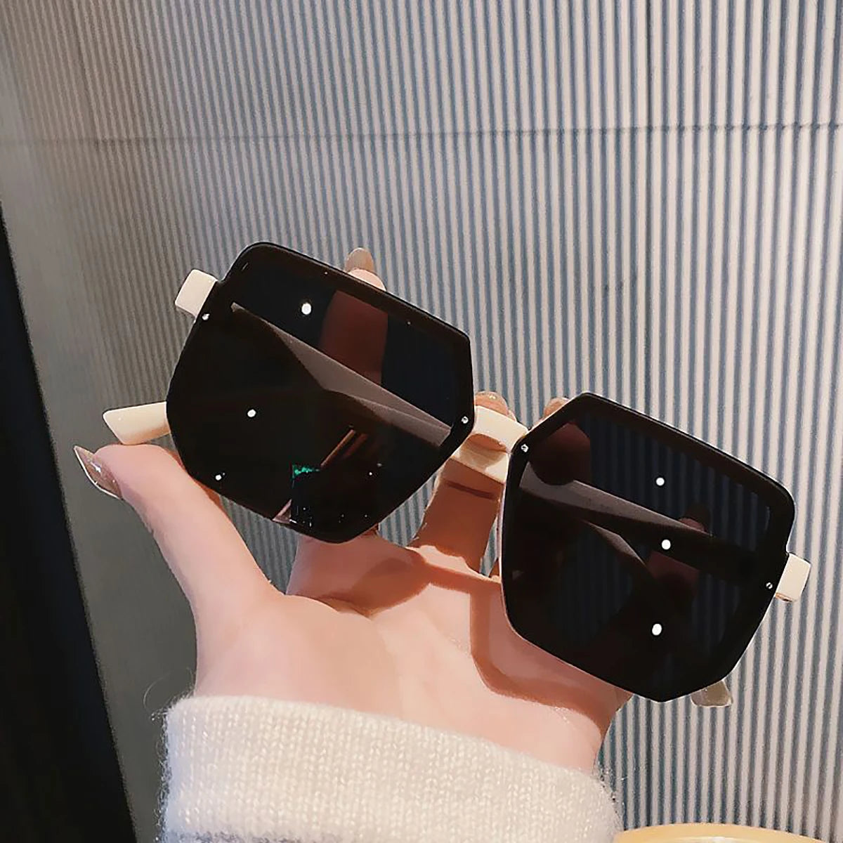 LIGHTWEIGHT EVERYDAY OUTDOOR SUNGLASSES