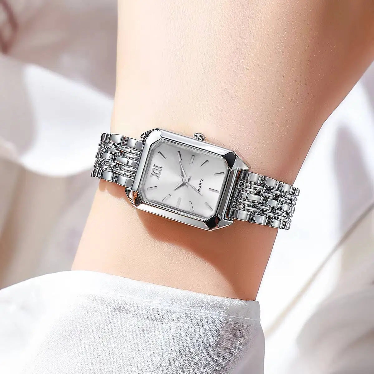 Sleek Numberless Quartz Watch with Compact Round Dial Design