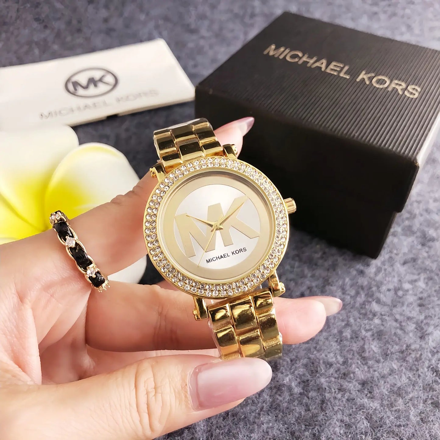 Luxury-Inspired Women’s Quartz Watch – Elegant Diamond-Style Dial & Fashion Design