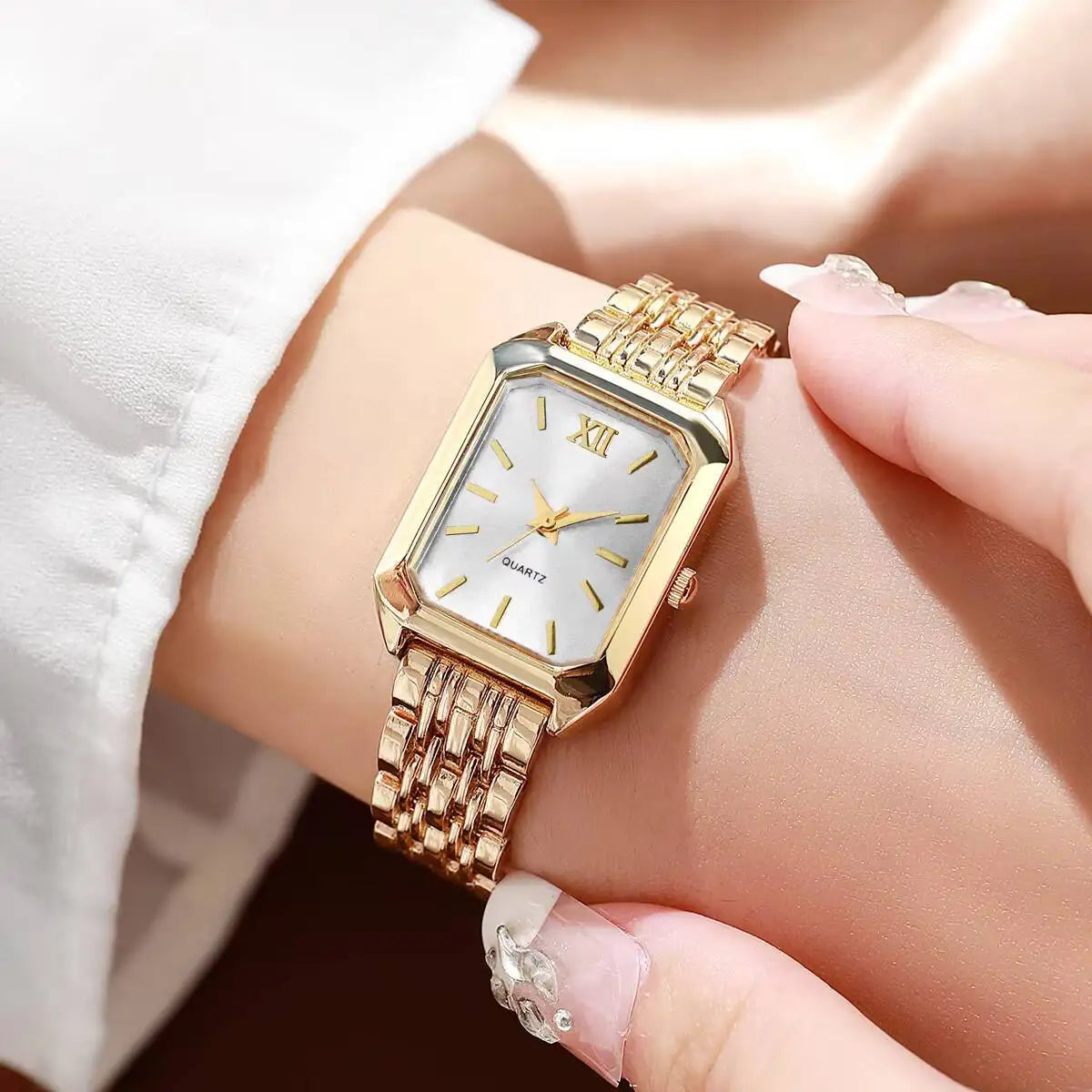 Sleek Numberless Quartz Watch with Compact Round Dial Design