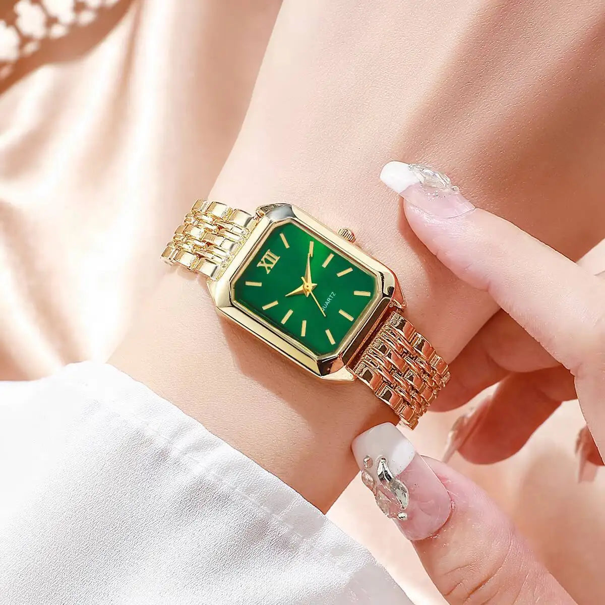 Sleek Numberless Quartz Watch with Compact Round Dial Design