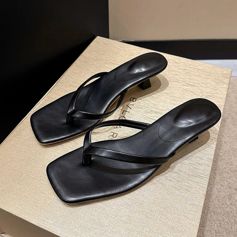 Minimal Street Style Square Heel Slippers with Modern Summer Comfort Design